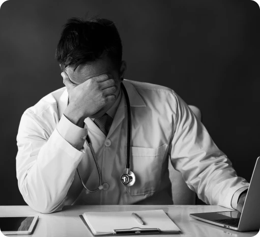 Médico exausto às 22h respondendo mensagens no WhatsApp